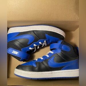 Nike Court Borough Mid 2. Size 2.5 Boys Youth.